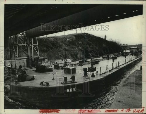1977 press photo barge - photo, makes